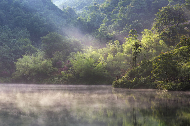 【原创】信阳新县：连康山水有真意 溪如玉带绕青山_fororder_薄雾氤氲（韩家东 摄）