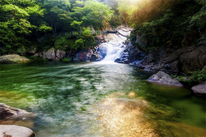 【原创】信阳新县：连康山水有真意 溪如玉带绕青山_fororder_清澈的溪水（韩家东 摄）