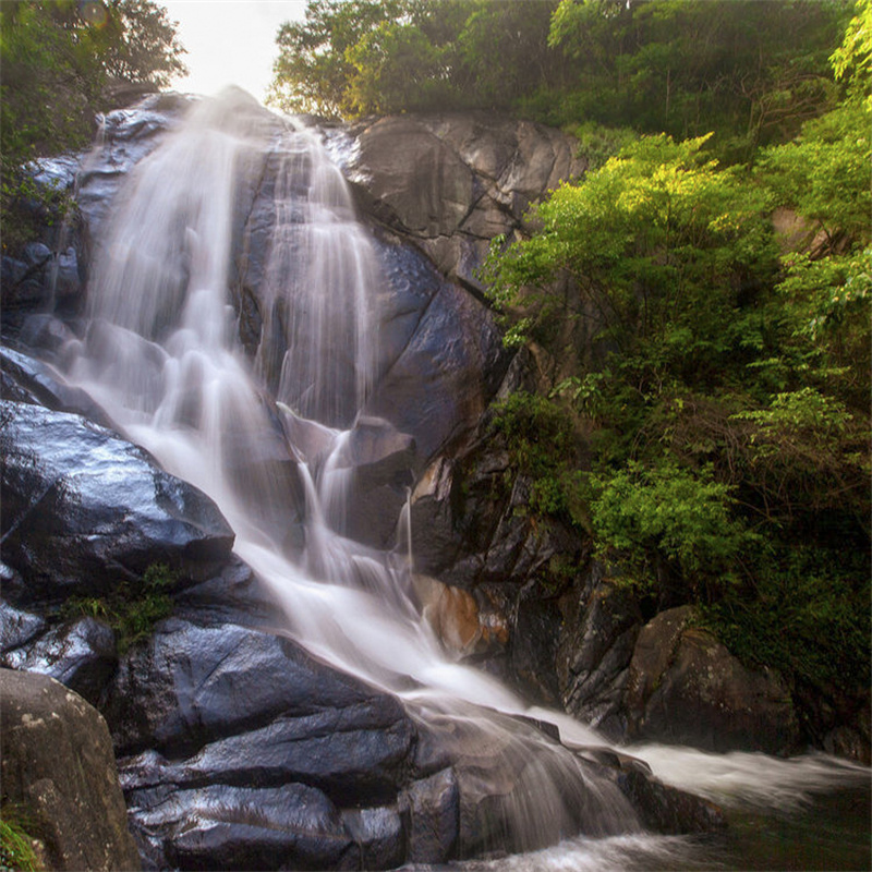 【原创】信阳新县：连康山水有真意 溪如玉带绕青山_fororder_绿树与瀑布相映成趣（韩家东  摄）