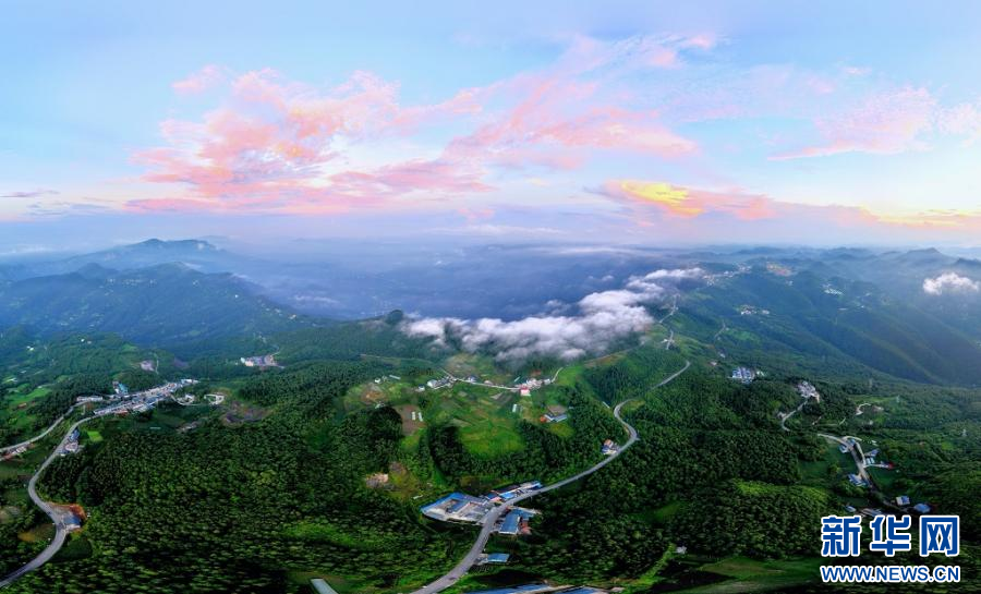 巴东秘境绿葱坡 夏日风光引游人