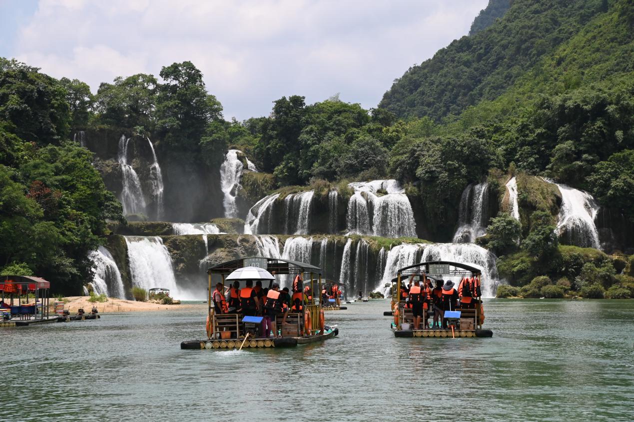 德天跨国瀑布景区迎泰国入境旅游团  助推广西大新旅游全面复苏_fororder_20230717_203802