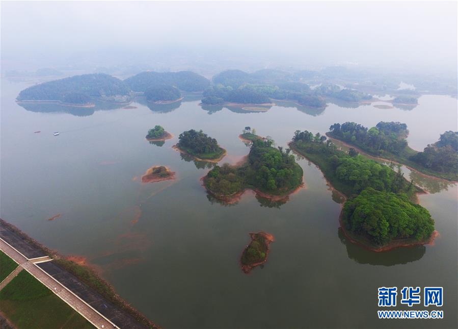 重庆大足：湖岛相映景色秀