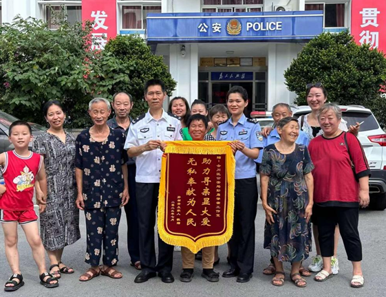 【原创】重庆合川民警助失联30年兄妹团圆_fororder_微信图片_20230719123443