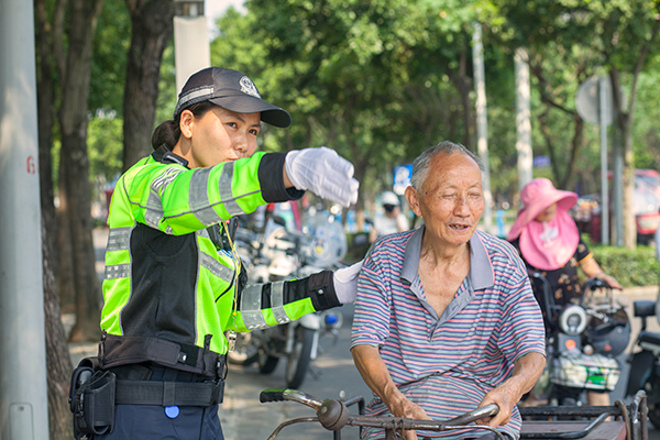 “站”高温 不服“暑” 致敬烈日下的眉山公安交警_fororder_微信图片_20230719170947