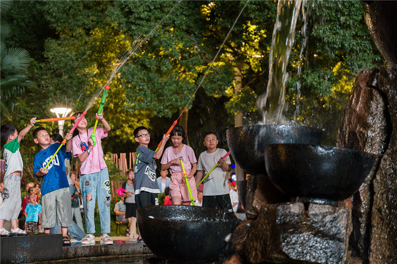 信阳新县：缤纷“夜生活” 越夜越精彩_fororder_孩子们在清茶园玩水，消暑纳凉。（ 蒋仑 摄）