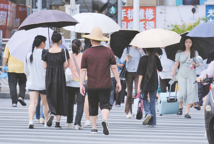 南宁：35+℃高温天气返场 雷雨偏爱午后“突袭”