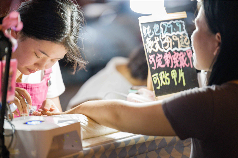 信阳新县：缤纷“夜生活” 越夜越精彩_fororder_爱美之心，人皆有之。 （蒋仑 摄）