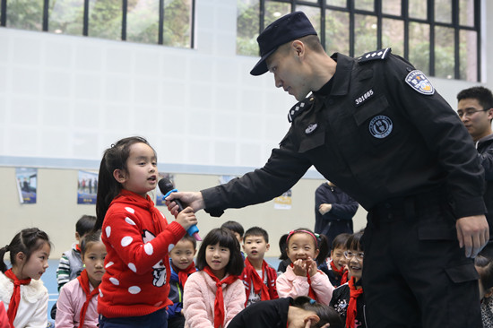 【法制安全】 渝中警方“平安课堂”走进人和街小学