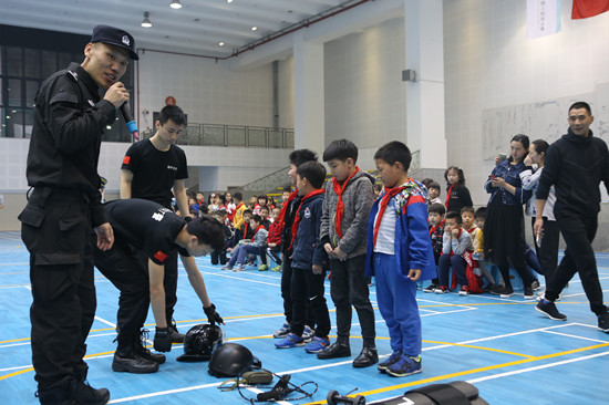 【法制安全】 渝中警方“平安课堂”走进人和街小学