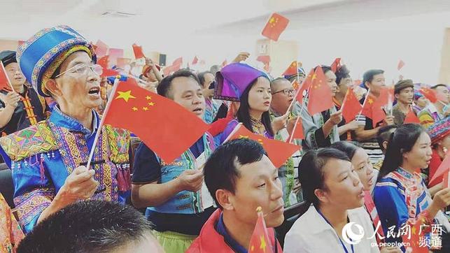 广西右江区：易地搬迁贫困户社区里唱红歌颂党恩