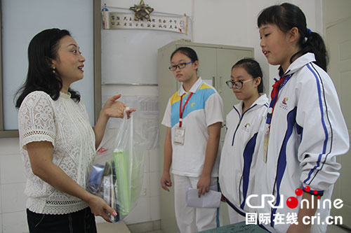 成都一中学老师给学生"送礼"  教师节变爱生节