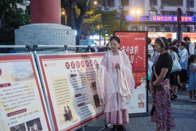 【客户端转发】品尝中药茶饮、学习辨识中草药……河南开封举办“大宋中医药文化市集”吸引群众打卡