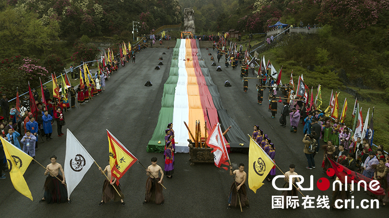 (已过审/焦点图)贵州百里杜鹃举行神秘的彝族“祭花神”仪式