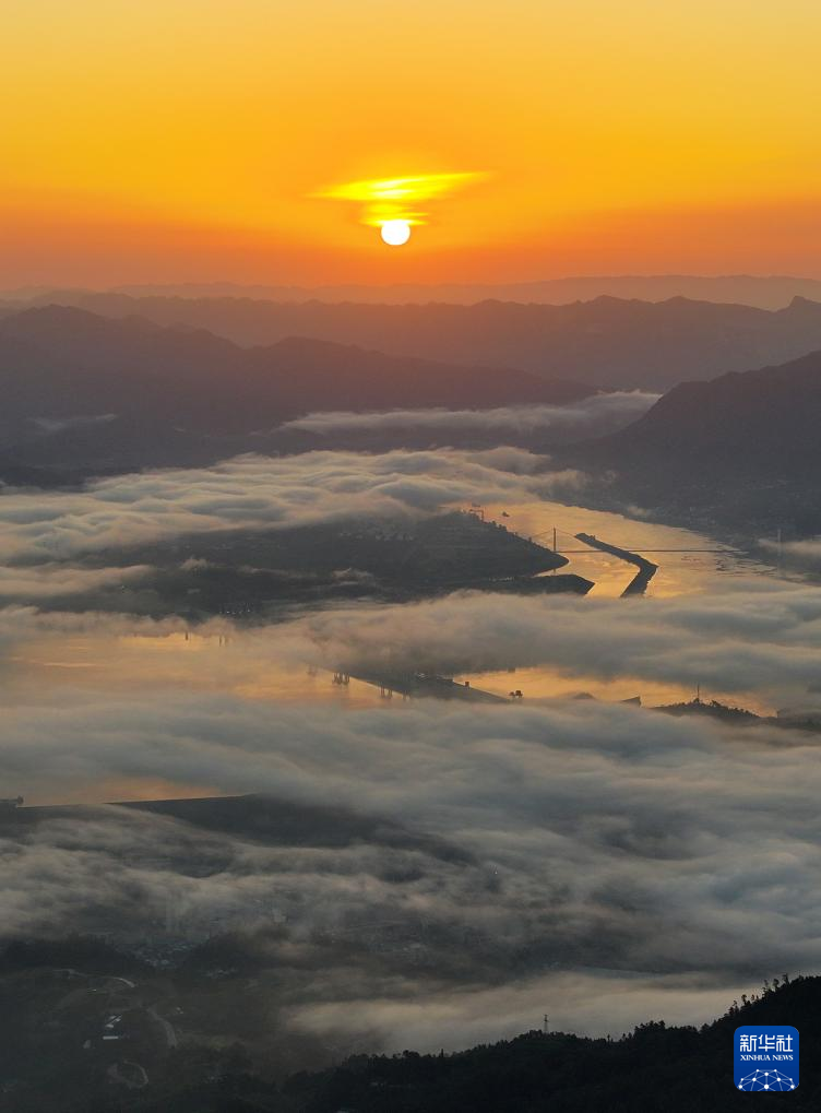 湖北宜昌：三峡日出景如画