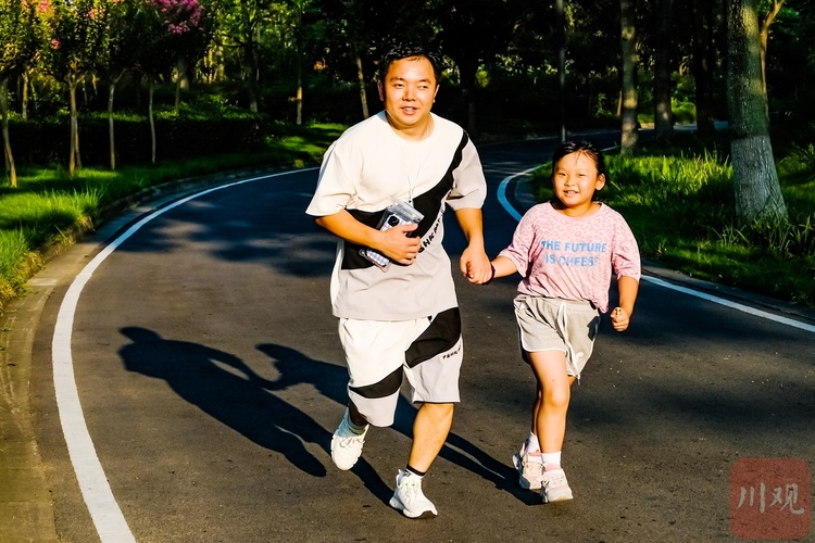 爱成都·迎大运︱一对一陪跑！志愿者跑团助残陪跑迎大运