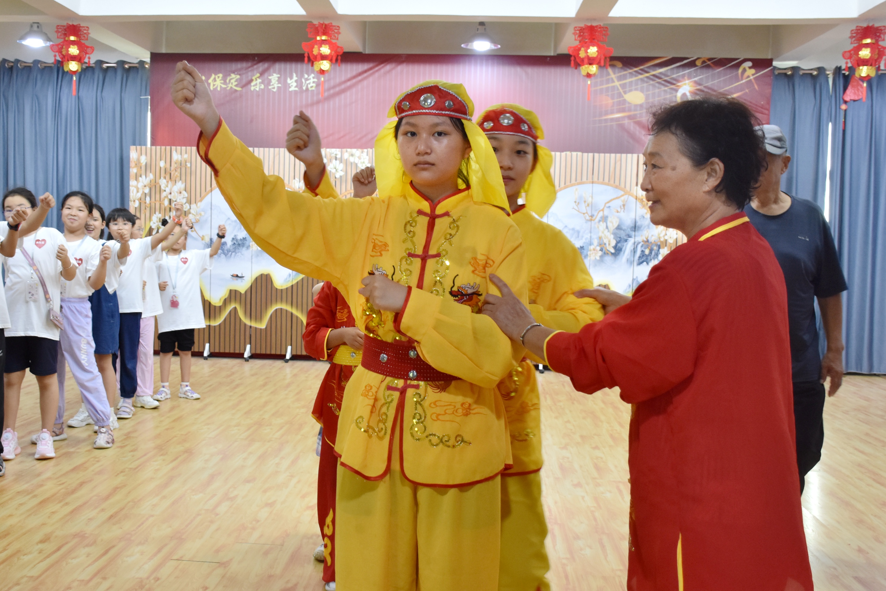 图片默认标题_fororder_青少年学习清苑绣球龙灯动作要领。刘一诺摄.JPG