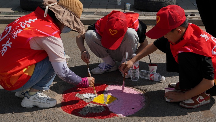 图片默认标题_fororder_小北沟村暑期放假中学在青年志愿者指导下生参与手绘活动   拍摄刘经纬.JPG