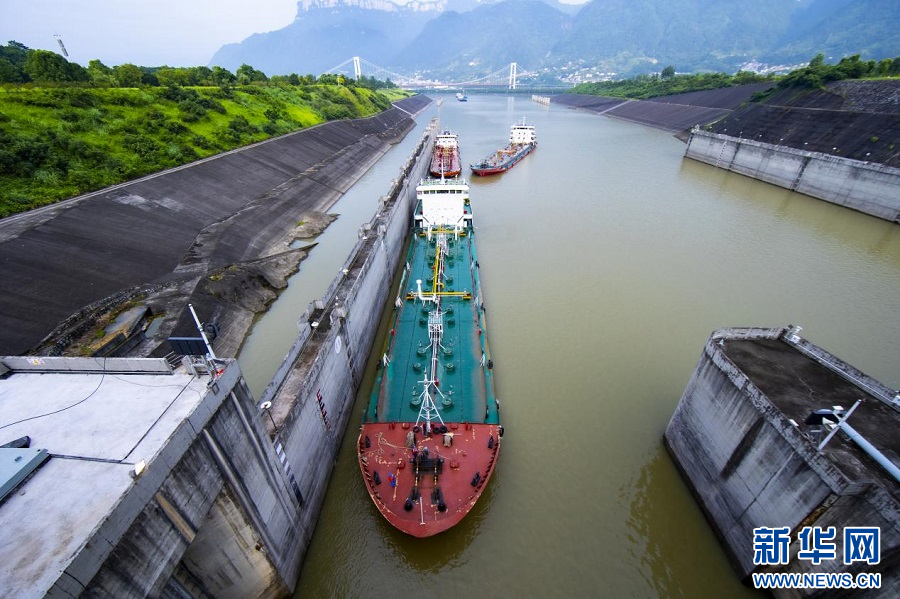 三峡船闸累计通过船舶突破100万艘次