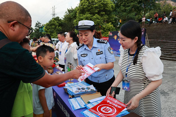 重庆涪陵警方以民间艺术节为契机 开展交通安全宣传活动_fororder_图片1