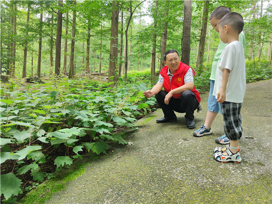 信阳市商城县黄柏山林场组织开展生物多样性科普教育活动_fororder_向孩子介绍生物多样性小知识 刘泽玲 摄