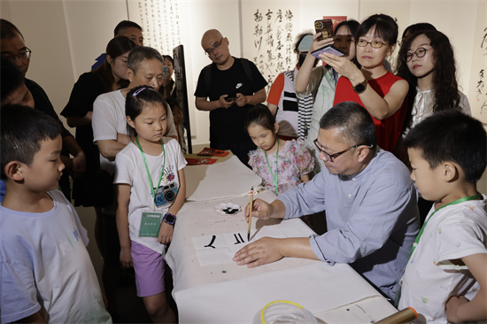 “江南可采莲 ”苏州美术馆之夜精彩呈现_fororder_苏州美术馆之夜 书法体验1