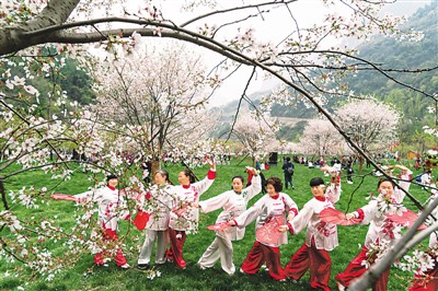 湖北省兴山县夏阳河：浪漫“花溪”春光好