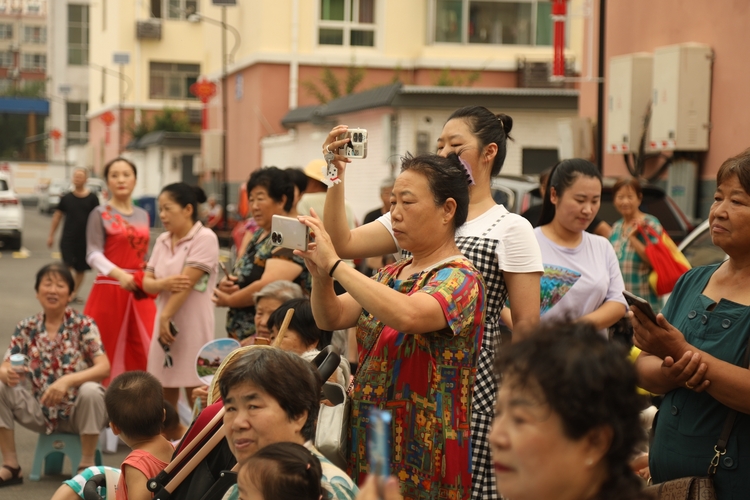 图片默认标题_fororder_居民们用手机记录美好时光 摄影 张丽娟