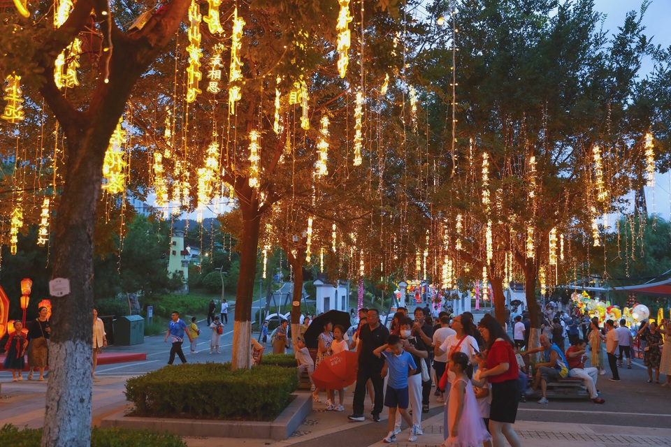 青岛：文旅融合点亮夏日夜经济