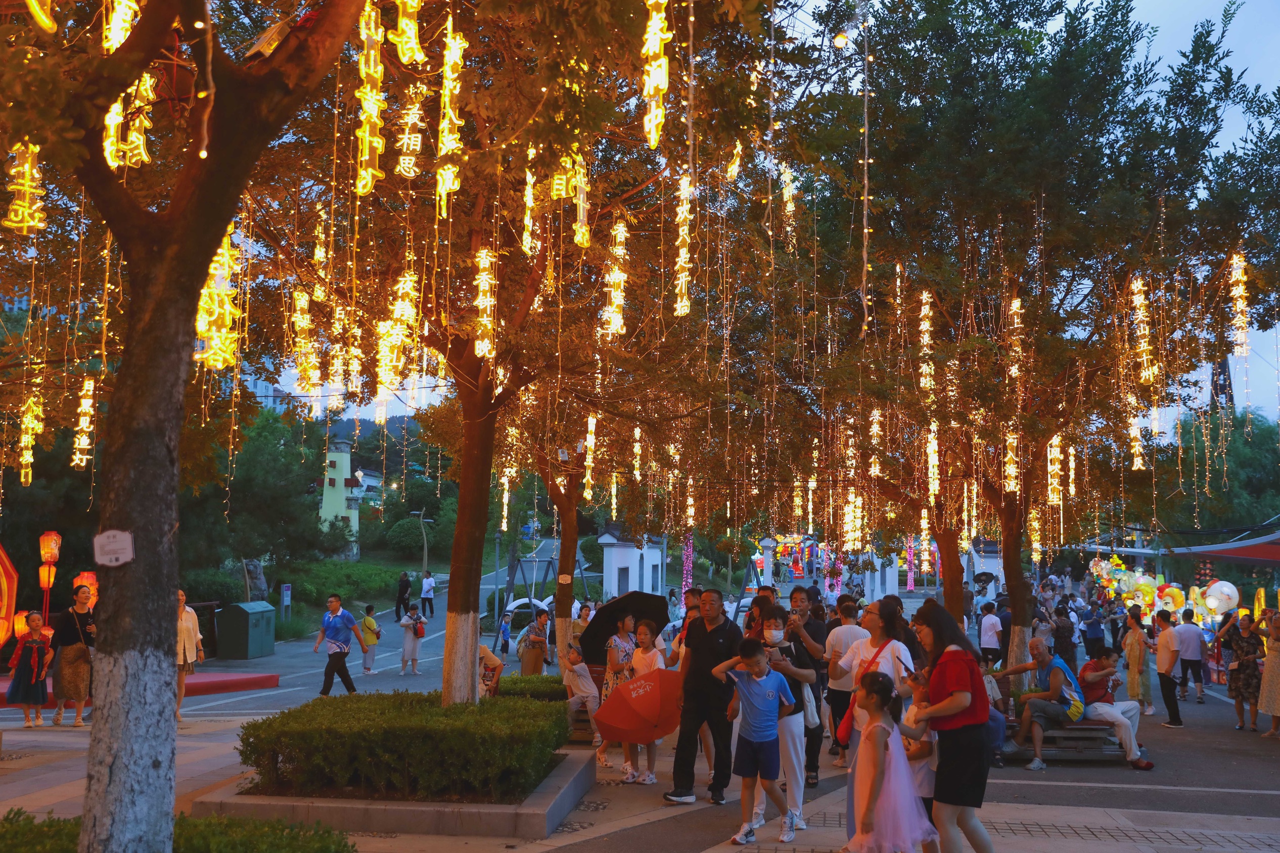 青岛：文旅融合点亮夏日夜经济