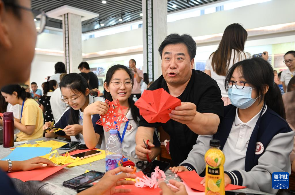 内蒙古呼和浩特：中外师生体验中国文化