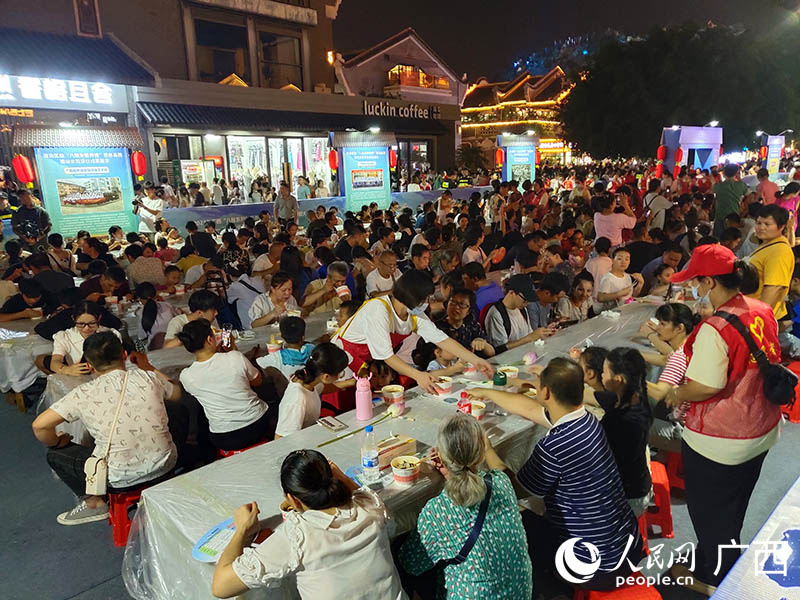 广西柳州：千人同场嗦粉 品尝地道风味