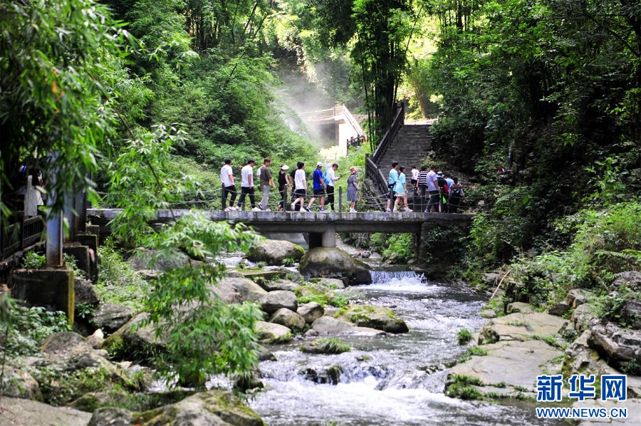 湖北宜昌：青山绿水间 夏日享清凉