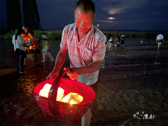 陕西渭南：黄河岸边迎客来 河灯祈福话民俗