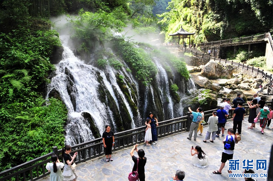 湖北宜昌：青山绿水间 夏日享清凉