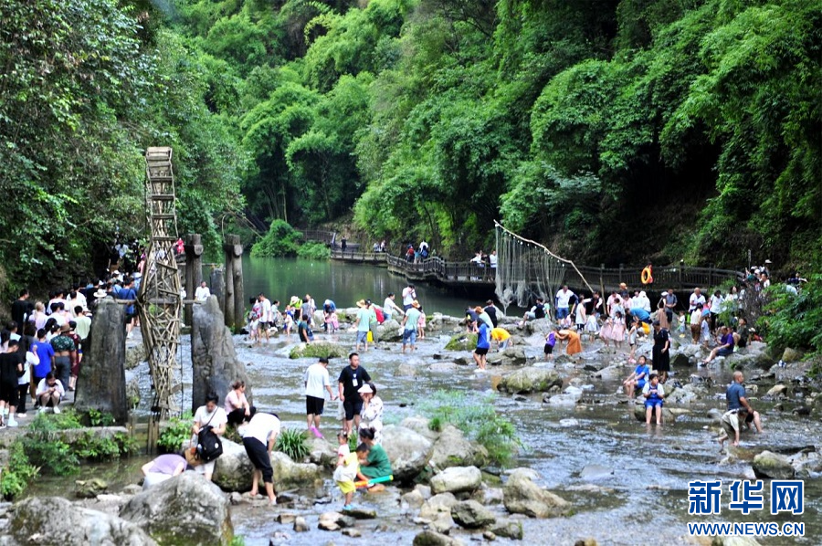 湖北宜昌：青山绿水间 夏日享清凉