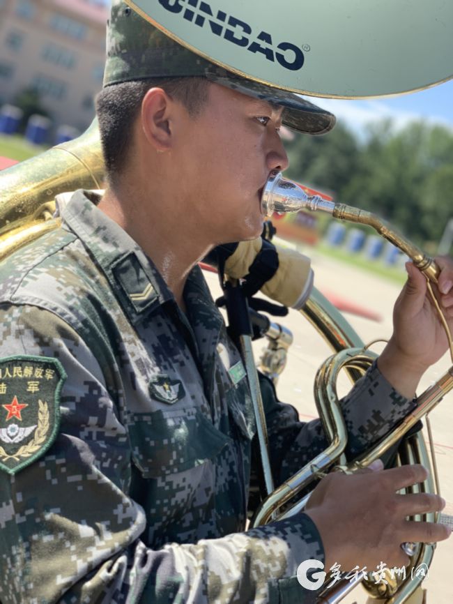 （副头条）国庆大阅兵上，贵州90后小伙参加联合军乐团演奏