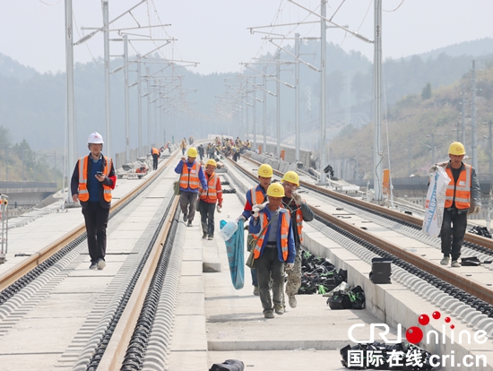 穿越喀斯特的高铁建设者：在黔桂大地上书写坚守故事_fororder_高铁1