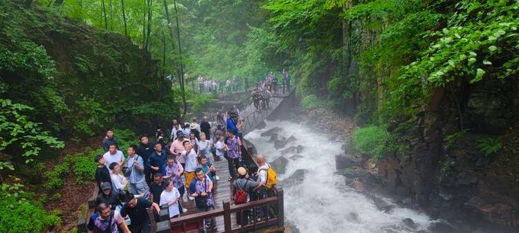 本溪：雨后枫林谷，瀑落如仙境