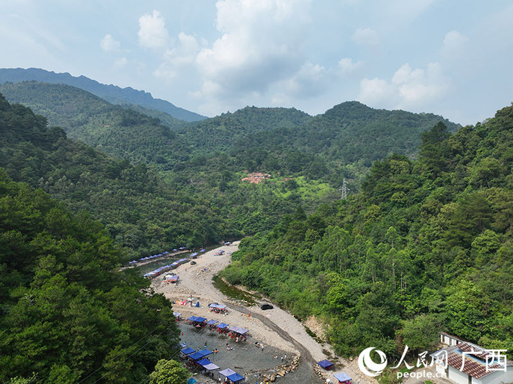 广西武鸣：游客戏水享清凉 峡谷风光惹人醉