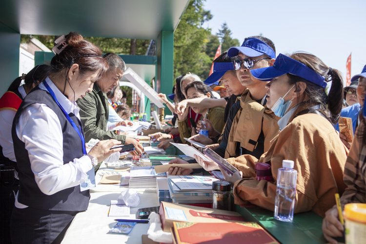 《太行山》特种邮票首发暨白石山“金秋红桦节”启动仪式在涞源白石山举行_fororder_5