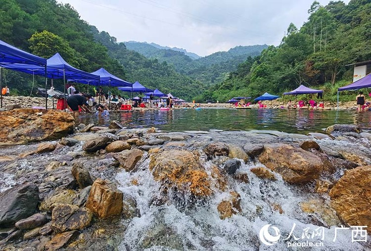 广西武鸣：游客戏水享清凉 峡谷风光惹人醉