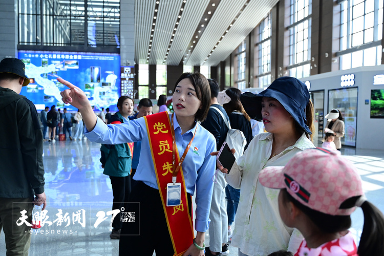 （头条）贵州避暑旺季到来—— 度假订单猛涨 机场旅客激增