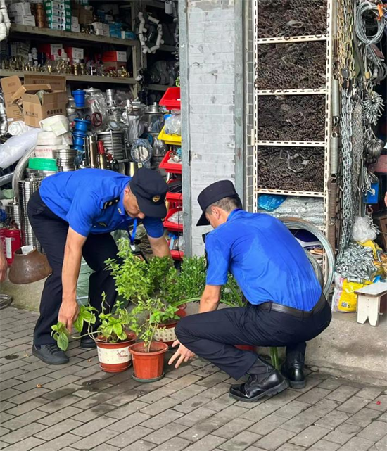 坚守一线战高温 南京秦淮区朝天宫街道城管人服务城市不惧“烤”验_fororder_清理