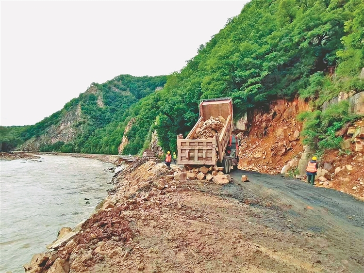 抢通亚雪路 重架五七桥