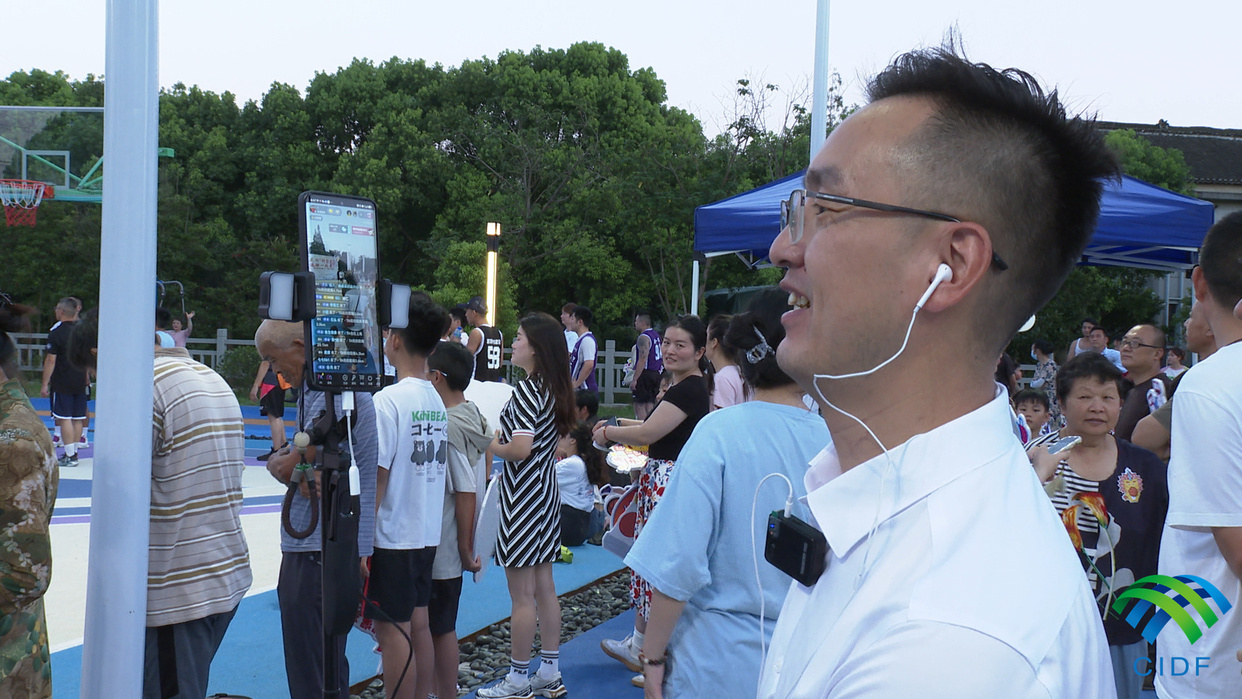 Three-on-three Basketball Tournament of "Huatian Village BA" in Pujiang Town, Minhang District, Shanghai Concluded_fororder_抖音博主、村书记孙宾龚在比赛现场直播