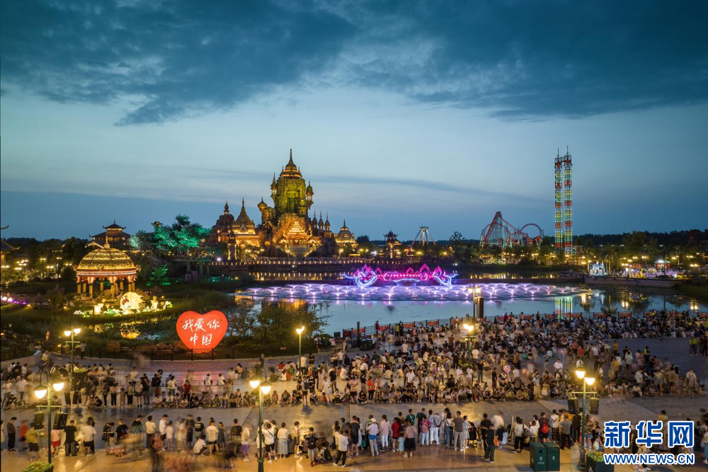 淮安：暑期打卡游乐园 沉浸式感受“奇幻夜游”_fororder_20230811_090219_003