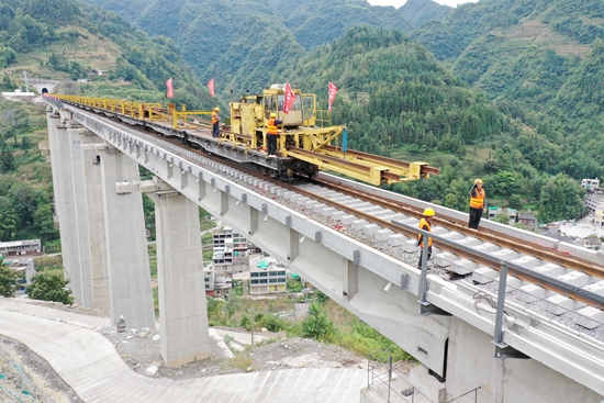 西部陆海新通道建设再提速 叙永至毕节铁路全线铺轨完成_fororder_铁路3