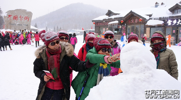 浓墨重彩 擎画雪城斑斓壮美新图景