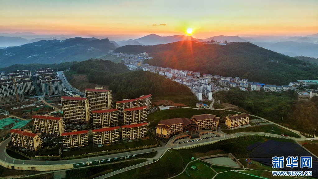 巴东秘境绿葱坡 夏日风光引游人