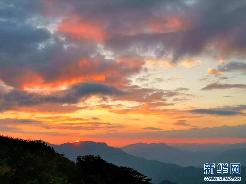 巴东秘境绿葱坡 夏日风光引游人